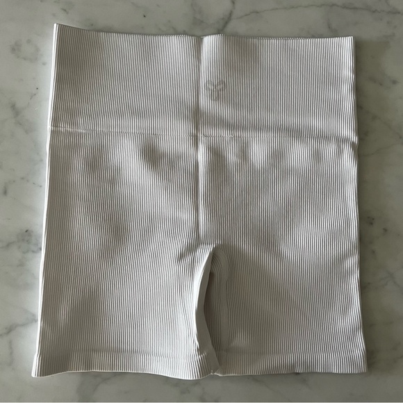 Aritzia TnaBODY Atmosphere Hi-Rise 5" Short - White - Picture 1 of 6